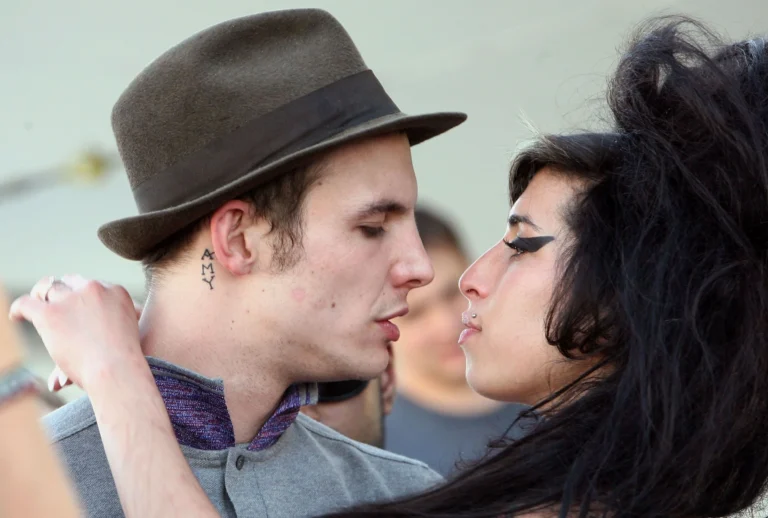 Ex-marido de Amy Winehouse rebate acusações sobre a morte da cantora