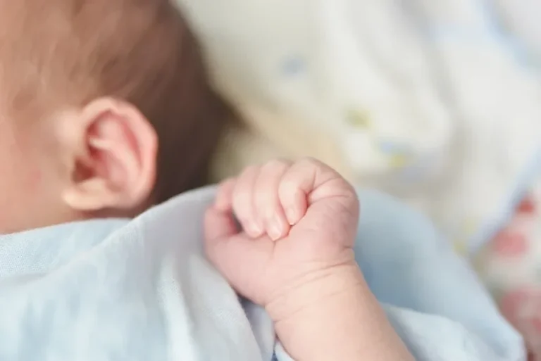 Técnica de enfermagem que tentou sair de hospital com bebê é solta