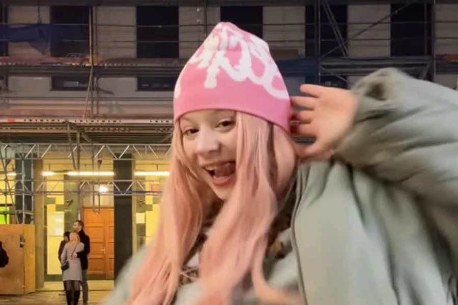 Influenciadora morre aos 23 anos após ser atropelada por caminhão