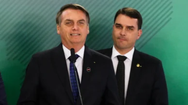 Bolsonaro coloca Flávio como advogado e repete estratégia de Lula e Haddad