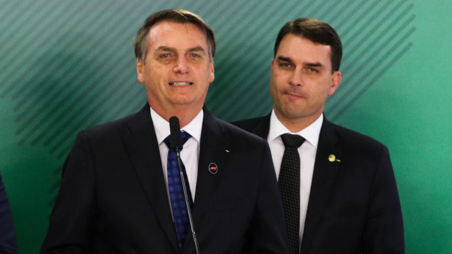 Bolsonaro coloca Flávio como advogado e repete estratégia de Lula e Haddad