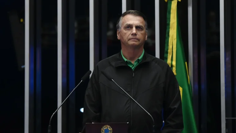 Bolsonaro mantém boa evolução e tem suporte clínico intensivo, diz boletim