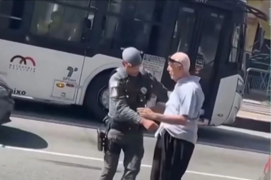 PM aposentado de 89 anos tentou fugir de ônibus após matar cuidadora