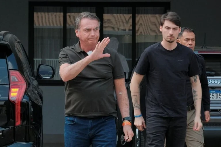 Velocidade da infecção de Bolsonaro chamou a atenção, diz médico