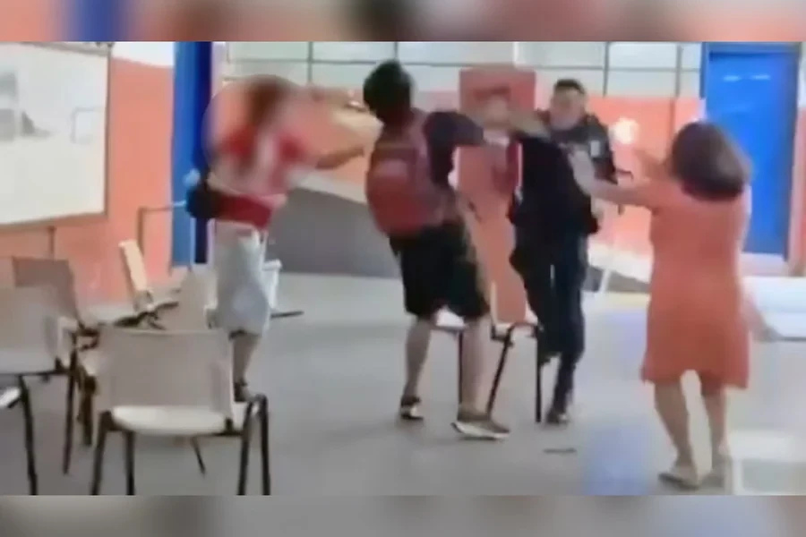 Cenas fortes: veja PM espancando alunos em escola estadual no Rio. Vídeo