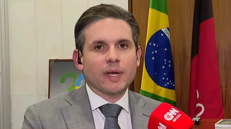 À CNN, Hugo diz que “governo ainda está dividido” sobre taxa das blusinhas