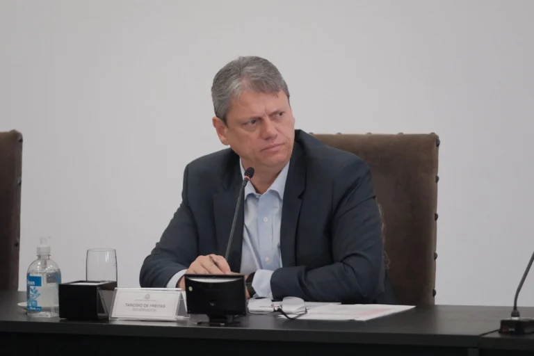 “Para cuidar do trabalhador, tem que cuidar do empresário”, diz Tarcísio