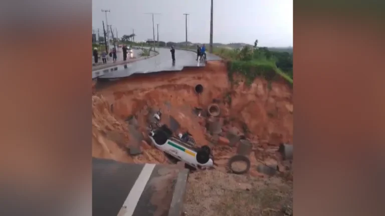Vídeo: Estrada cede e veículos caem em cratera após fortes chuvas no Ceará