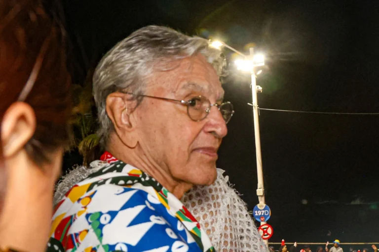 Senador acusa Caetano Veloso de ter usado armas na ditadura e é desmentido