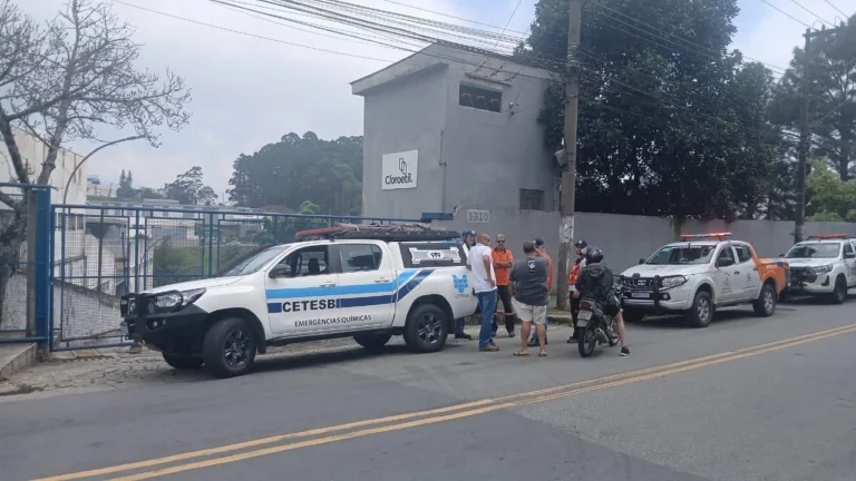 Vazamento químico em córrego causa mau cheiro no ABC paulista