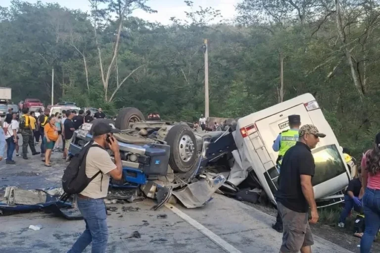 Acidente entre ônibus e caminhão de cianeto deixa 8 mortos em Honduras