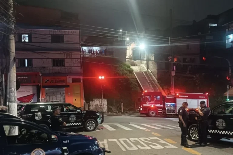 Homem espanca mulher na frente dos filhos e incendeia casa em SP. Vídeo