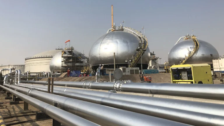 Arábia Saudita restaura oleoduto vital perto de Ormuz após ataques