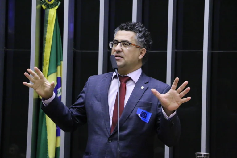 “Por que agora ter compensação?”, diz presidente da comissão do 6×1 à CNN