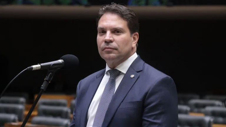 Malas com roupas de Ramagem ajudaram PF a localizar ex-deputado nos EUA