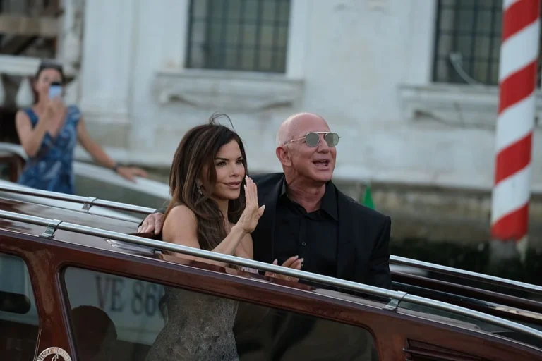 Esposa de Jeff Bezos brinca que “teria um bebê amanhã” com o bilionário