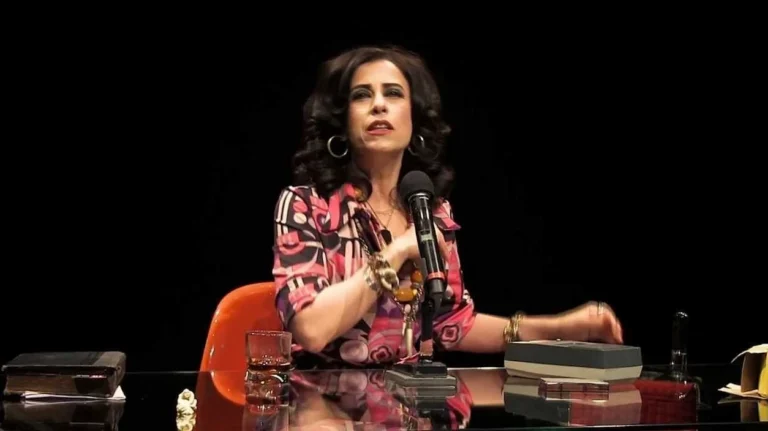 Fernanda Torres volta aos palcos com “A Casa dos Budas Ditosos” em SP