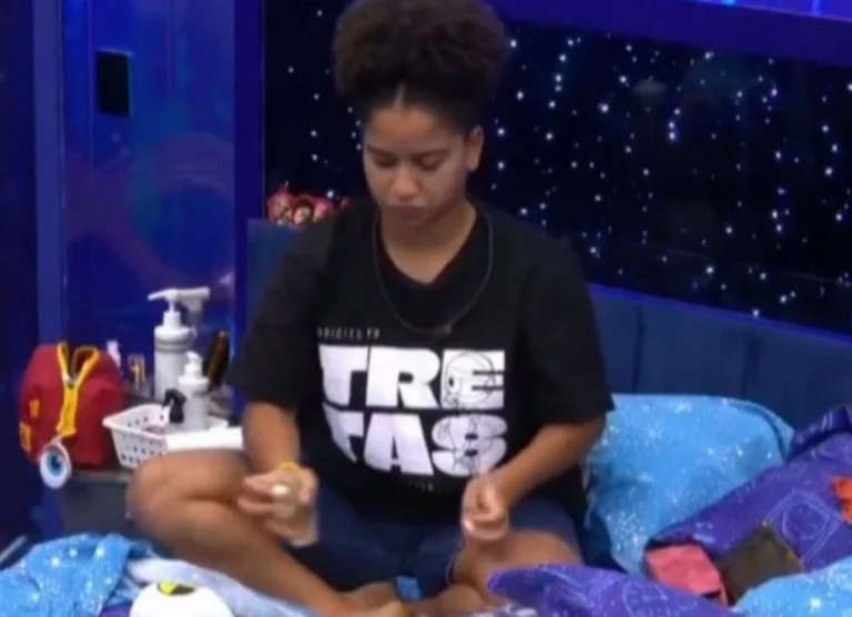 BBB 26: Milena gera polêmica ao borrifar perfume na cama de Ana Paula