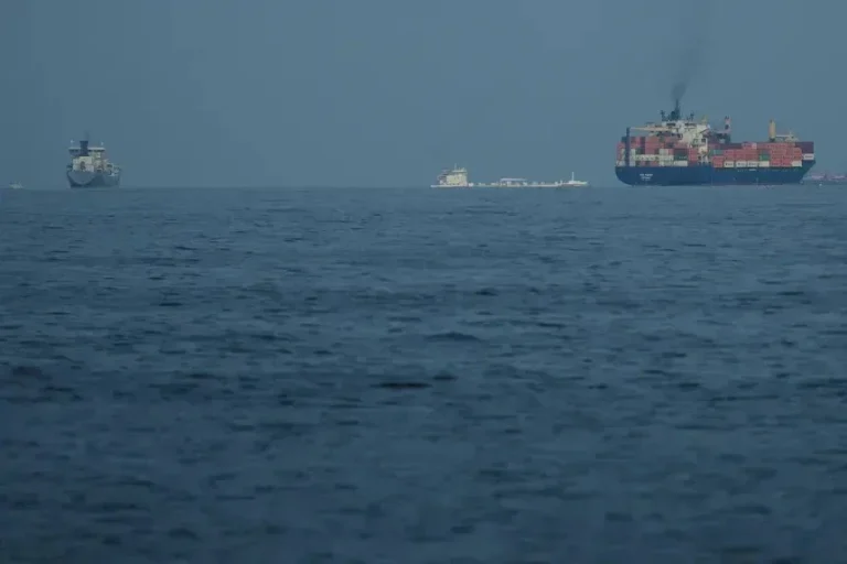 Irá priorizará passagem de navios que pagam no Estreito de Ormuz, diz fonte