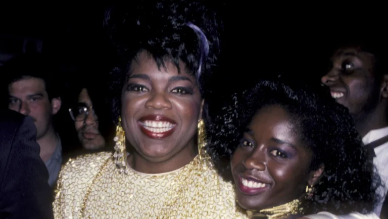Oprah Winfrey revela cicatriz após usar vestido de 5,4 kg no Oscar de 1986