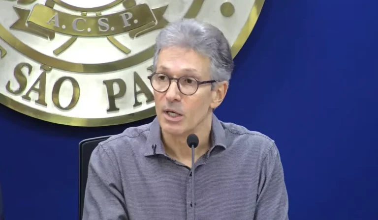 Zema diz que questão da 6×1 é “populismo do PT” e defende alternativa à CLT
