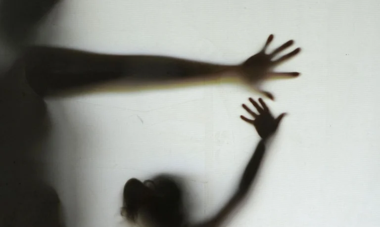 Mulheres em alerta: app mostra antecedentes e processos antes de encontro