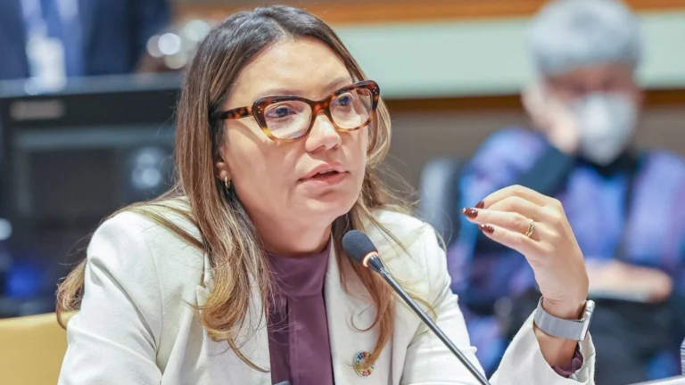 “Até quando vamos ver gente bebendo detergente?”, questiona Janja
