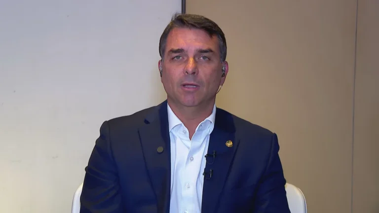 À CNN, Flávio afirma que fundo de Vorcaro investiu US$ 12 milhões