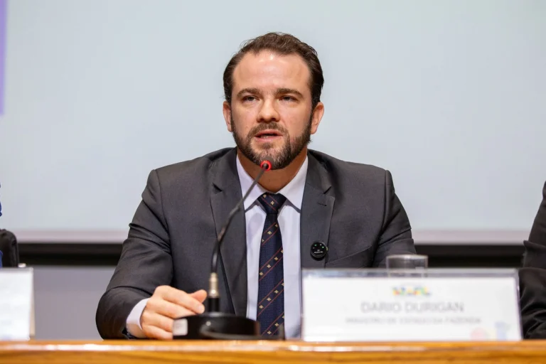 Durigan diz que é “radicalmente” contra compensar empresas por fim da 6×1