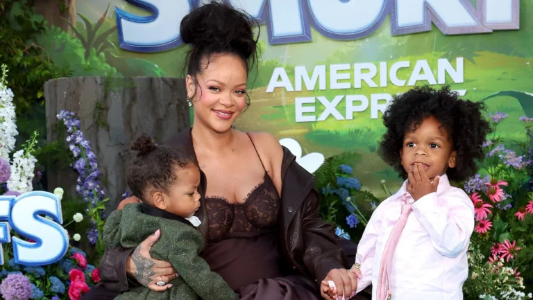 Rihanna exibe tatuagem “desenhada” por filhos e gera reações nas redes