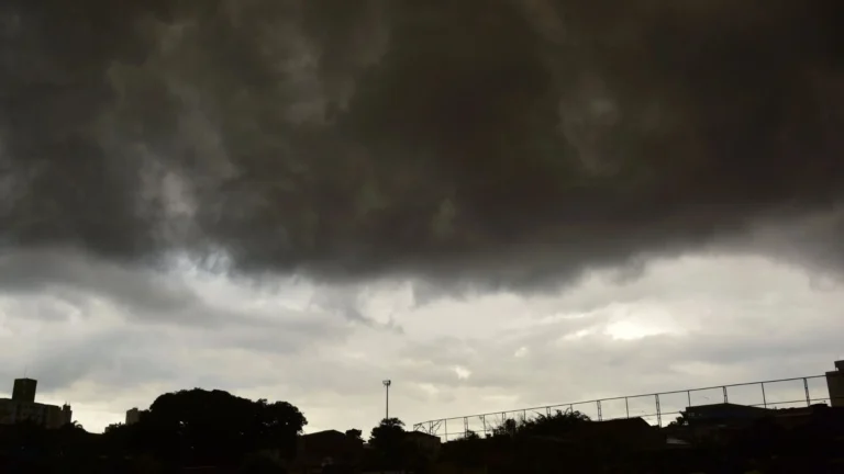 Chuva volta a avançar pelo Brasil nesta sexta (15); veja previsão