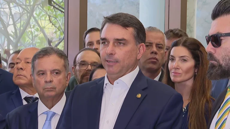 Troca de marqueteiro fortalece “núcleo duro” da campanha de Flávio