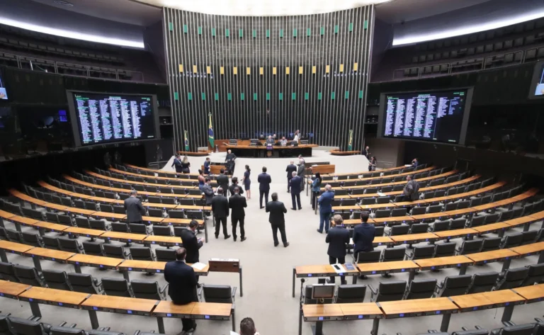 Projeto do governo Lula sobre fim da escala 6×1 divide PT na Câmara