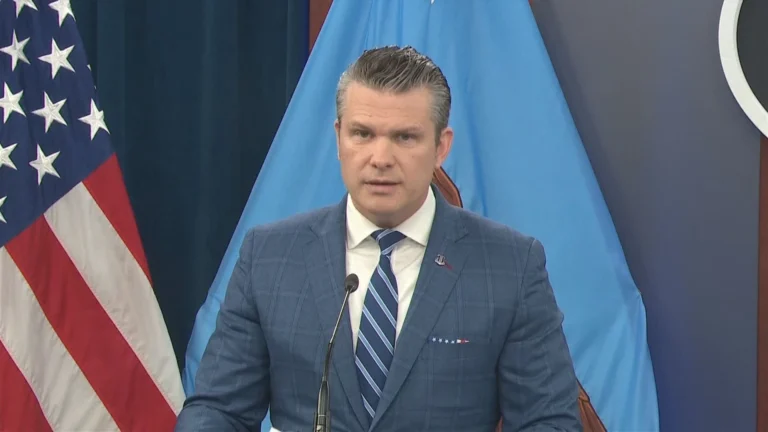 Hegseth diz que plano dos EUA para guiar navios por Ormuz é temporário