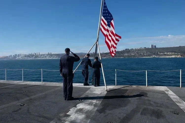 Porta-aviões americano USS Nimitz atraca no Rio de Janeiro