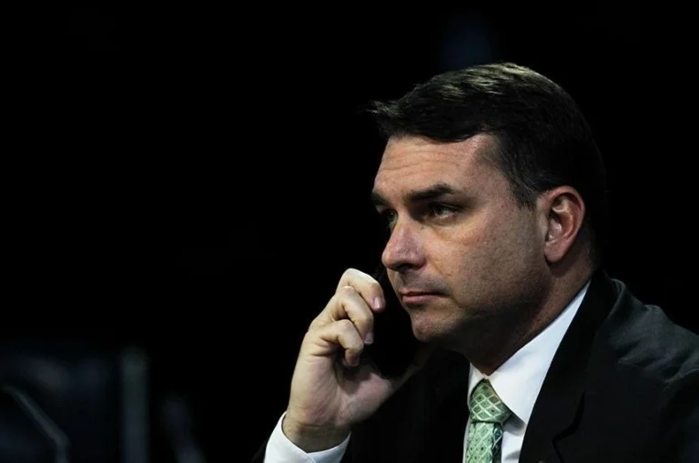 Marqueteiro de Flávio volta dos EUA e quer mudanças no time, dizem fontes