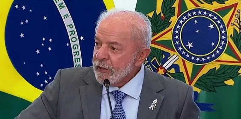 Lula critica silêncio de sindicatos e entidades médicas durante pandemia