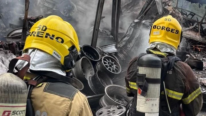 Ferragens retorcidas dificultam acesso às vítimas em acidente em MG