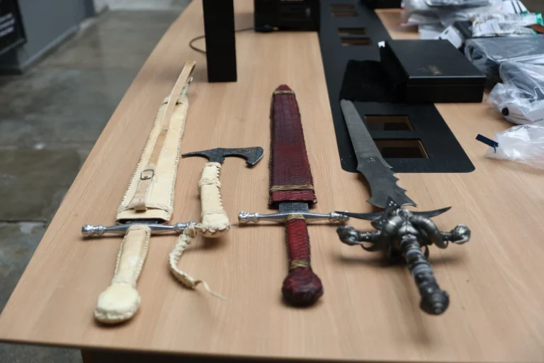 Polícia prende PMs e apreende espadas em operação contra agiotagem no AM