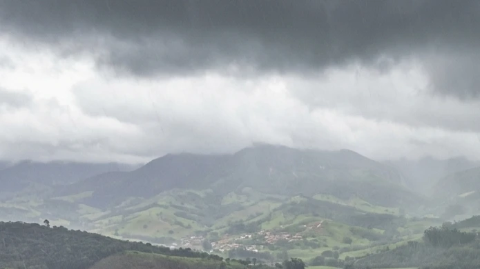 Chuva forte e granizo colocam Minas Gerais em alerta nesta terça (19)