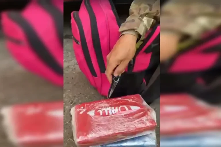 Mãe que viajava com bebê de 1 ano é presa com cocaína em ônibus. Veja vídeo