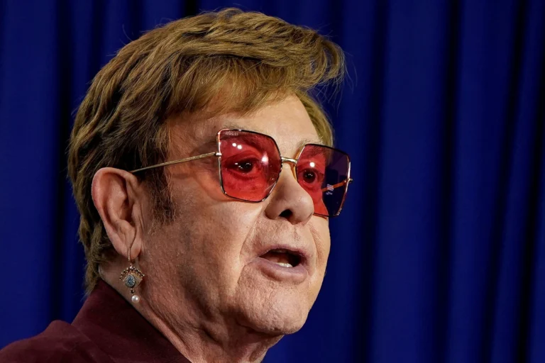 Elton John diz ter terminado novo álbum e o por que de ser “tão diferente”