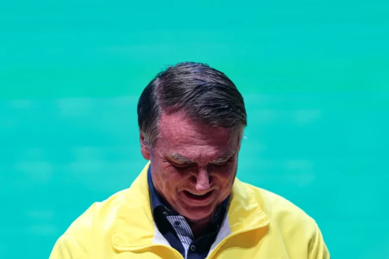 Bolsonaro pede autorização ao STF para receber cabeleireiro em casa