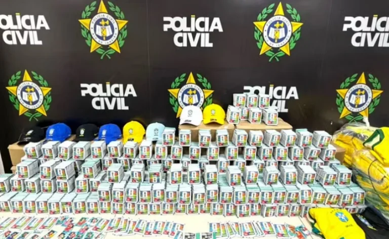 Polícia do Rio apreende 200 mil figurinhas falsificadas do álbum da Copa do Mundo de 2026