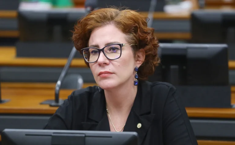 “Carla deve ser extraditada no meio da eleição”, diz advogado de Zambelli