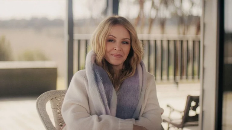 Kylie Minogue relembra câncer de mama e críticas em nova série documental
