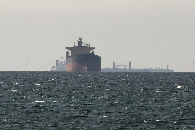 Navio dos EUA é atingido por mísseis ao tentar passar por Ormuz, diz mídia