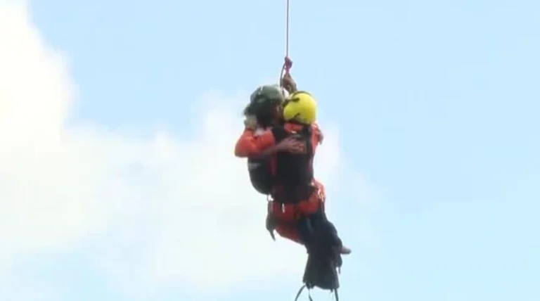 Mulher jogada de penhasco por ex é resgatada viva após queda de 50 metros em MG