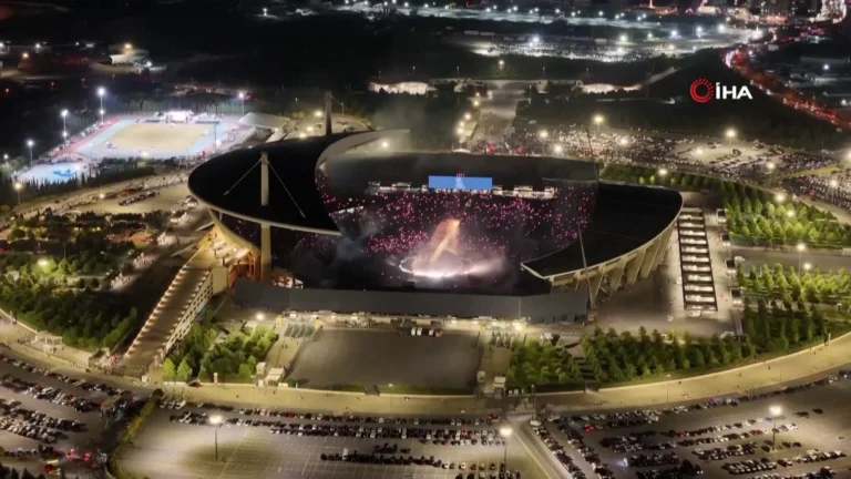 Após falas antissemitas, show de Kanye West em Istambul reúne 100 mil fãs