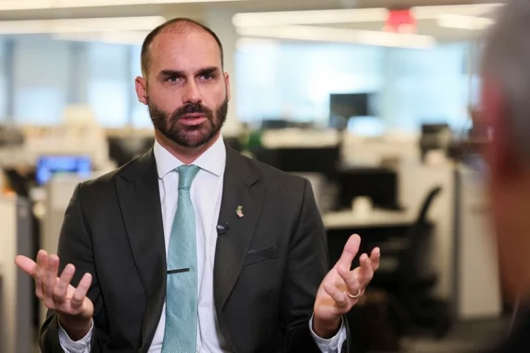 Eduardo cobra engajamento da campanha de Flávio após conversas com Vorcaro